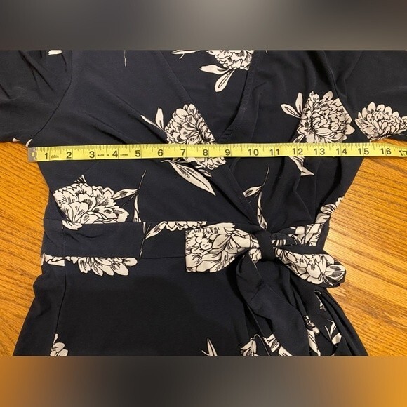 Vince Camuto Navy Floral Stretchy Short Sleeve Wrapped Tea Cocktail Dress - Picture 11 of 14